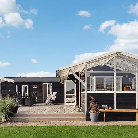 2 Bedroom Pet Friendly In Juelsminde Holiday home *